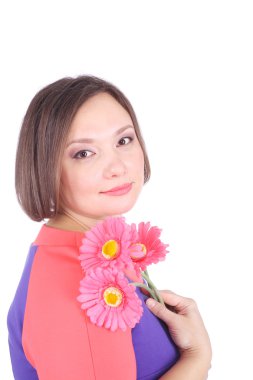 Pembe çiçekli güzel kadın