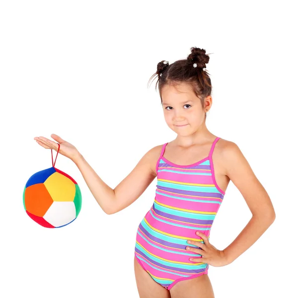 Маленькая спортивная девочка с мячом — стоковое фото