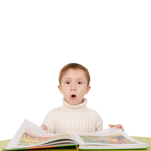 Söt pojke läsa bok — Stockfoto