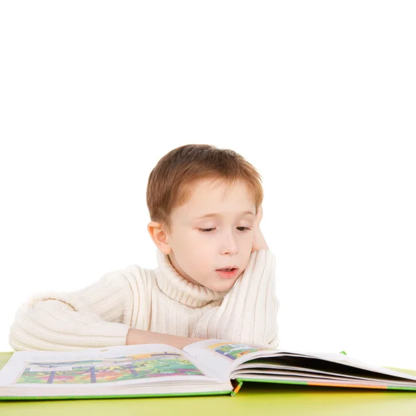 Schattig jongen lezen boek — Stockfoto