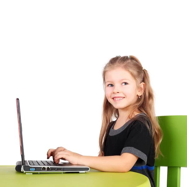 Niña jugando con la computadora —  Fotos de Stock