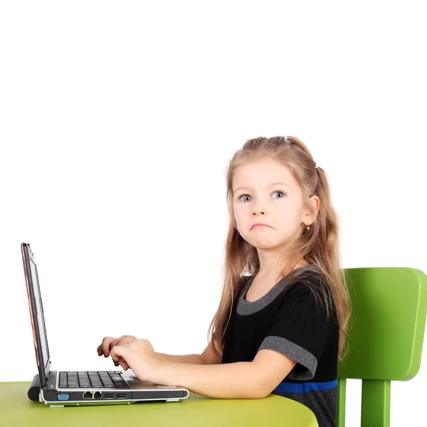 Klein meisje spelen met computer — Stockfoto