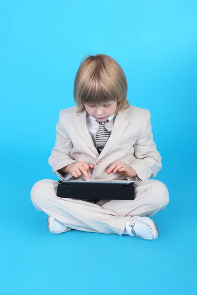 Pequeno cavalheiro com tablet PC — Fotografia de Stock