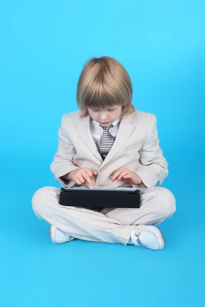 Pequeño caballero con tablet PC — Foto de Stock