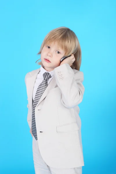 Pequeno cavalheiro com telefone móvel — Fotografia de Stock