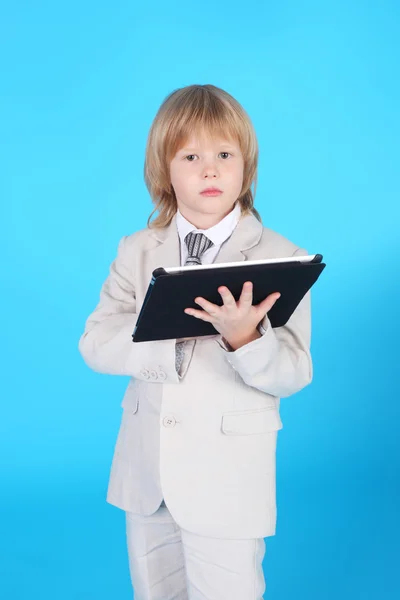 Pequeno cavalheiro com tablet PC — Fotografia de Stock