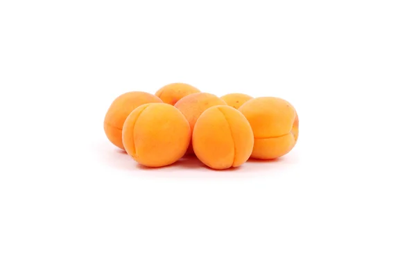 Несколько ярких абрикосов — стоковое фото