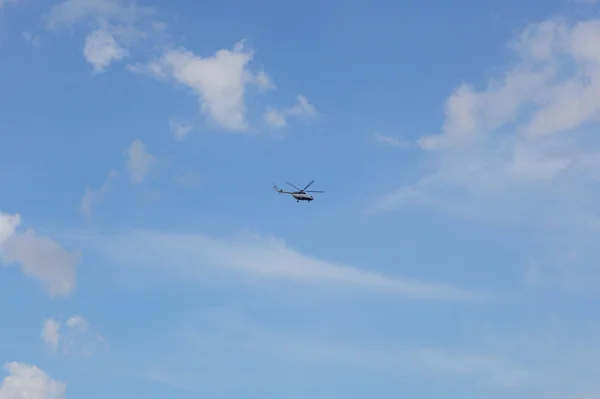 Вертолет на голубом небе — стоковое фото