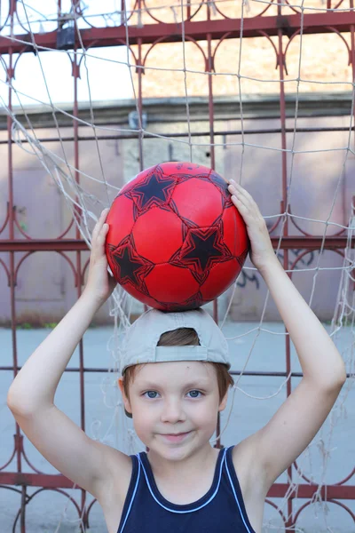 Liten pojke med boll — Stockfoto