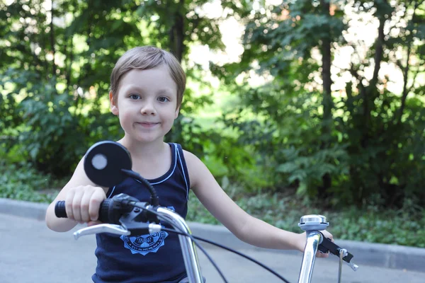 Lille pojken med cykeln — Stockfoto
