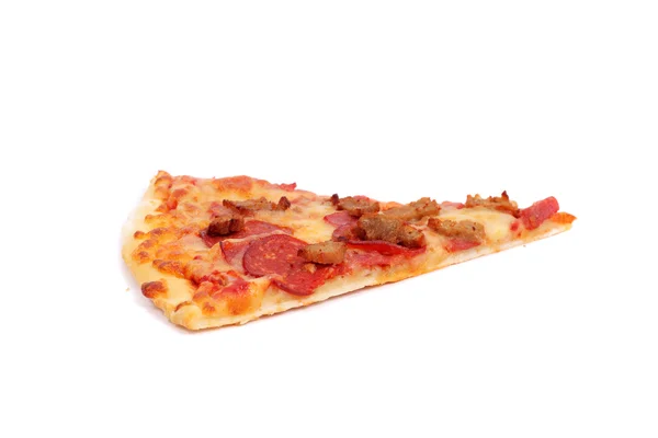 Кусок пиццы на белом — стоковое фото