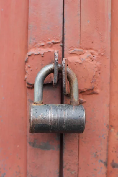 กุญแจที่ประตูโรงรถ — ภาพถ่ายสต็อก