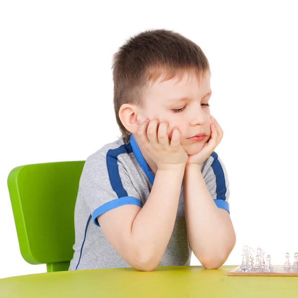 Kleiner Junge spielt Schach — Stockfoto