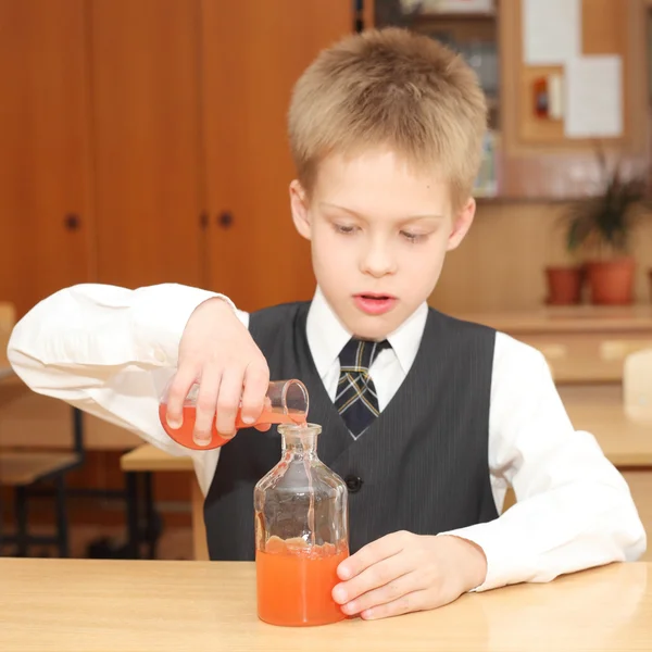 Malý chlapec s chemickým trubky — Stock fotografie