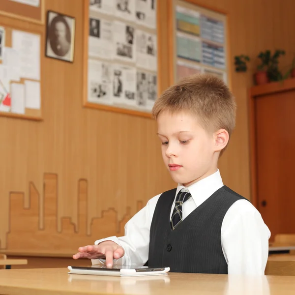 Liten pojke med TabletPC — Stockfoto