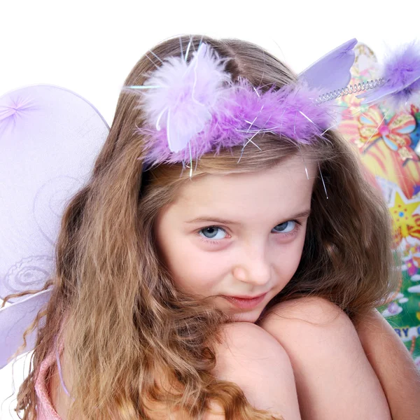 Маленькая девочка в костюме бабочки — стоковое фото