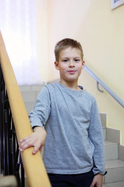 Маленький мальчик на лестнице — стоковое фото