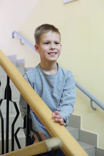 Liten pojke på trappan — Stockfoto