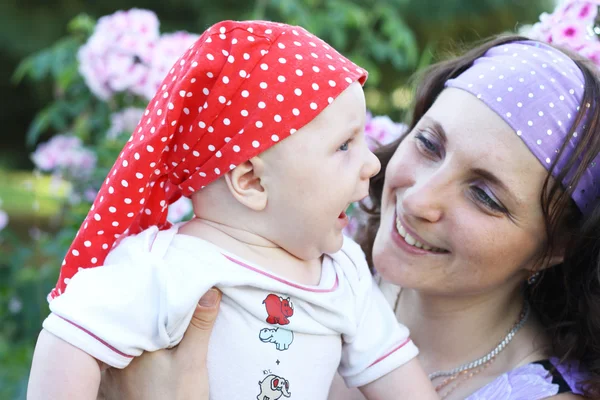 Piccolo bambino con bella madre — Foto Stock