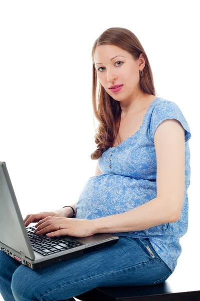 Piękna kobieta w ciąży z notebooka — Zdjęcie stockowe