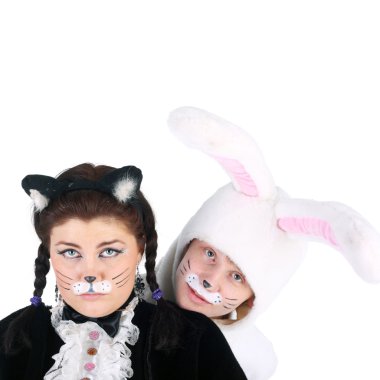 aktörler bunny ve kedi kostümleri