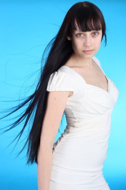 Güzel genç esmer kız.