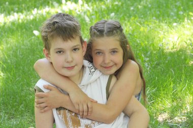 Güzel kız kucaklayan yakışıklı çocuk