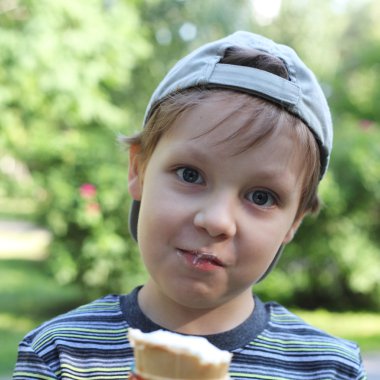 dondurma ile küçük çocuk