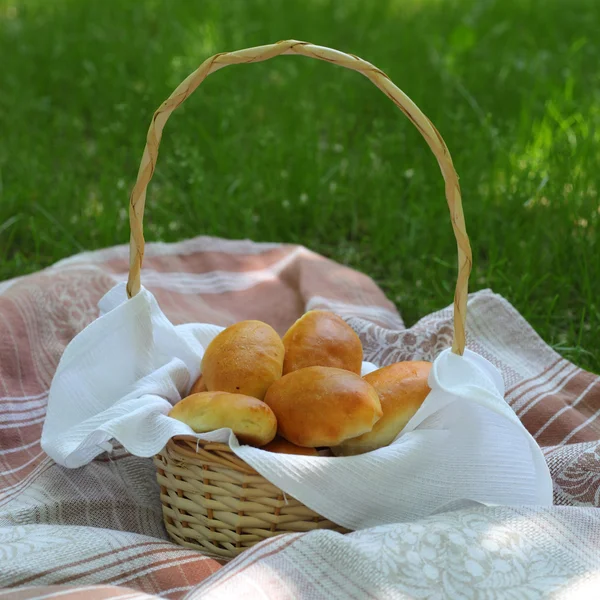 Picnic basket with pastry — Stock Photo, Image