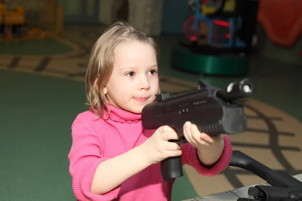 Kis lány játék pisztoly — Stock Fotó