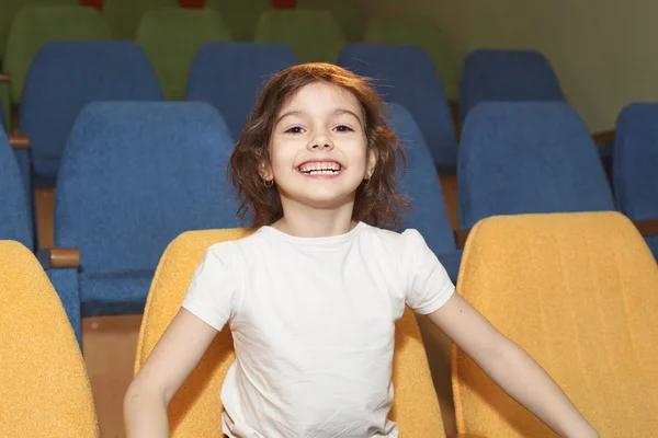小女孩坐在电影院大厅 — 图库照片
