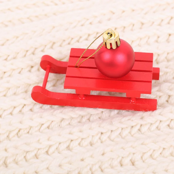 Červené dřevěné saně vánoční dárkové — Stock fotografie