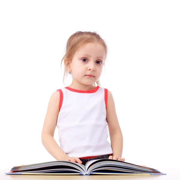 Pequena criança leitura livro — Fotografia de Stock