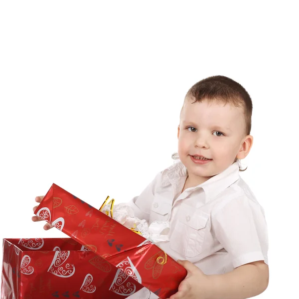 Маленький мальчик с подарочной коробкой — стоковое фото