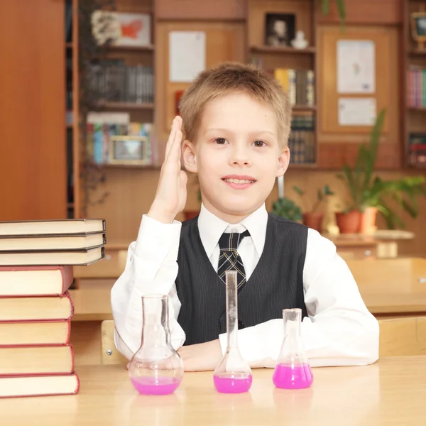 Liten pojke med böcker och kemiska rör — Stockfoto