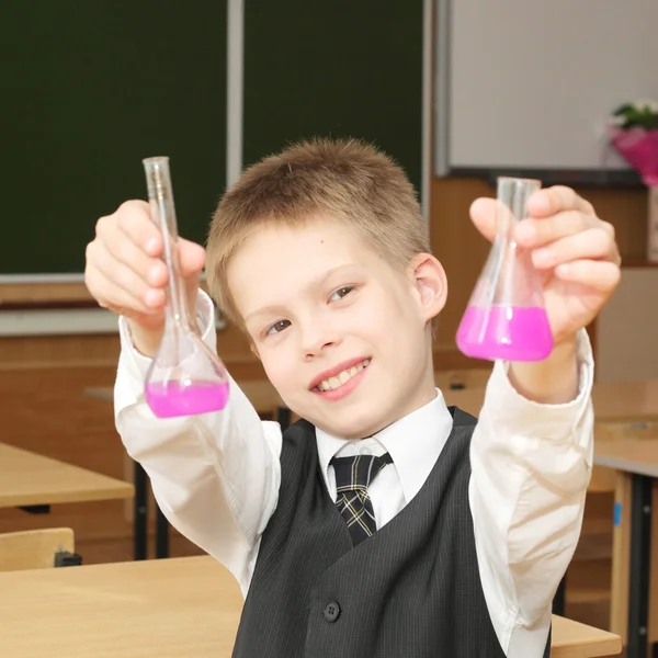 Kleiner Junge mit Chemikalienschläuchen — Stockfoto