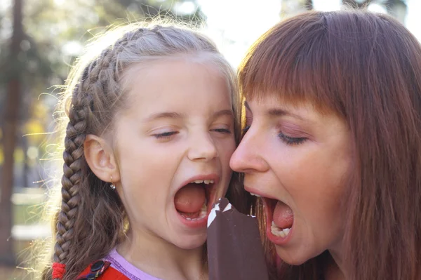 Mother and daughter eating ice cream — Stock Photo, Image