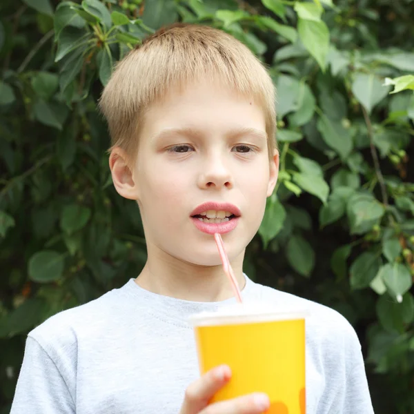 Niño bebiendo batido de leche — Foto de Stock