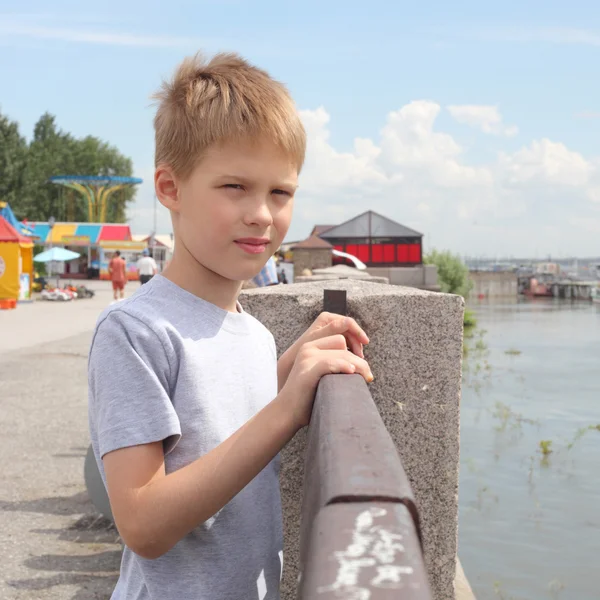 埠頭の小さな男の子 — ストック写真