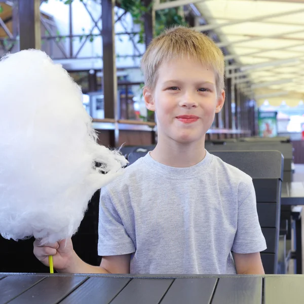 綿菓子を持つ少年 — ストック写真