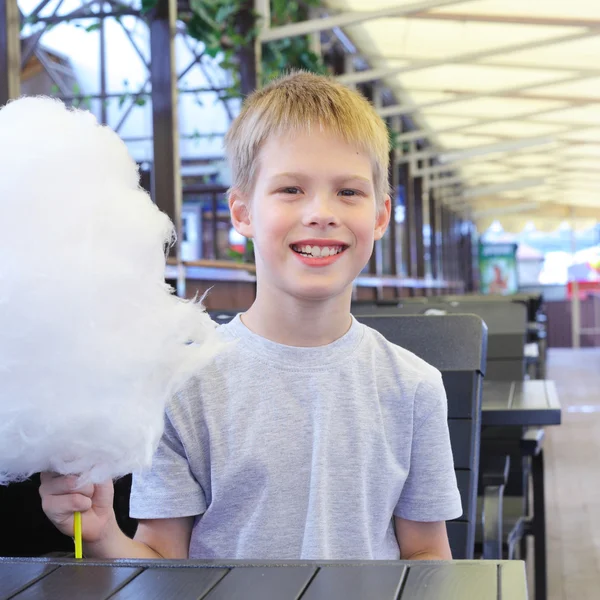 綿菓子を持つ少年 — ストック写真