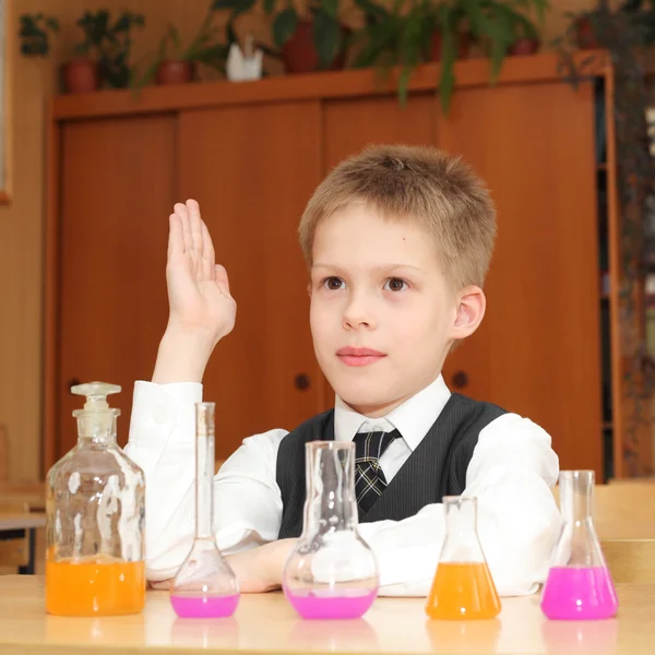 Malý chlapec s chemickým činitelem trubky — Stock fotografie