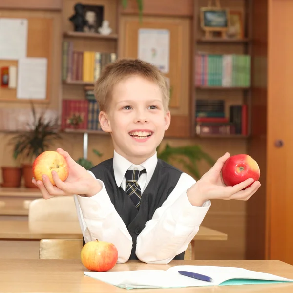 Mały chłopiec z jabłkami Zdjęcia Stockowe bez tantiem