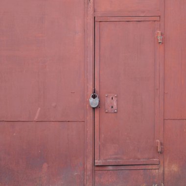 Kırmızı garaj kapısı