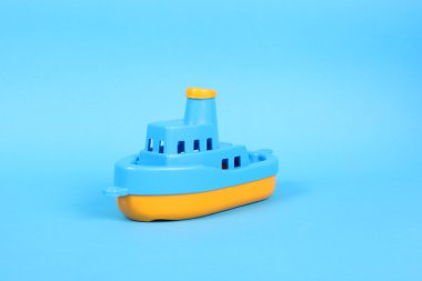 Küçük plastik oyuncak gemi