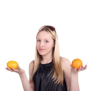 sarışın kız holding limon ve portakal
