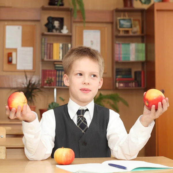 Niño pequeño con manzanas — Foto de Stock