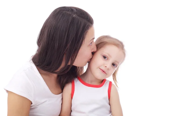 Mère embrassant sa petite fille — Photo