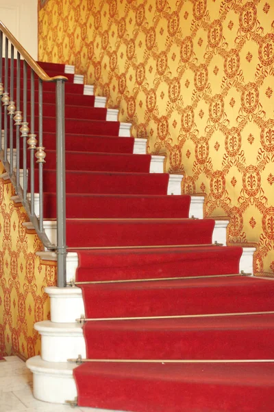 Escalera de terciopelo rojo — Foto de Stock