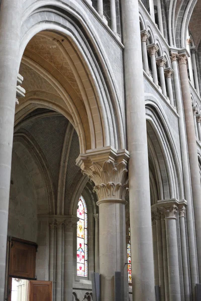 Columns and arches inside church — Stock Photo, Image